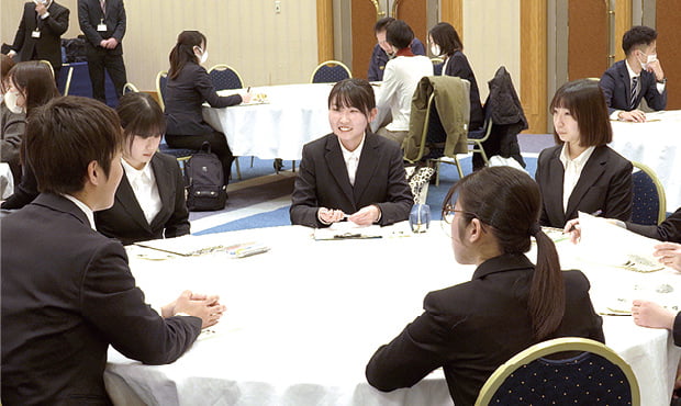 参考写真：現役若手教員との座談会